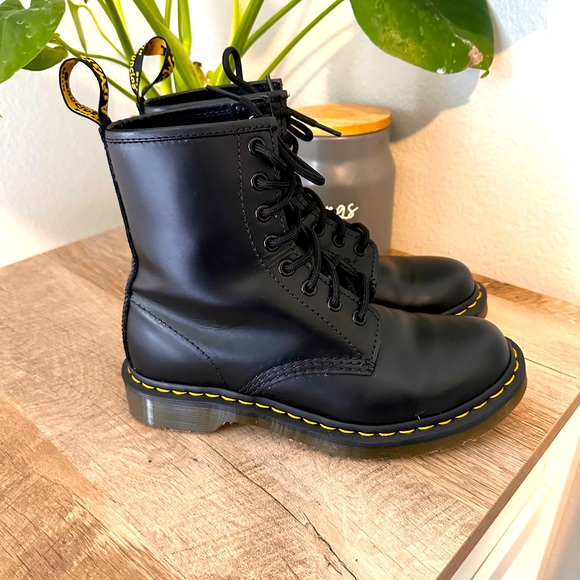 Dr. Martens 1460 black womens size 7 - Picture 1 of 6